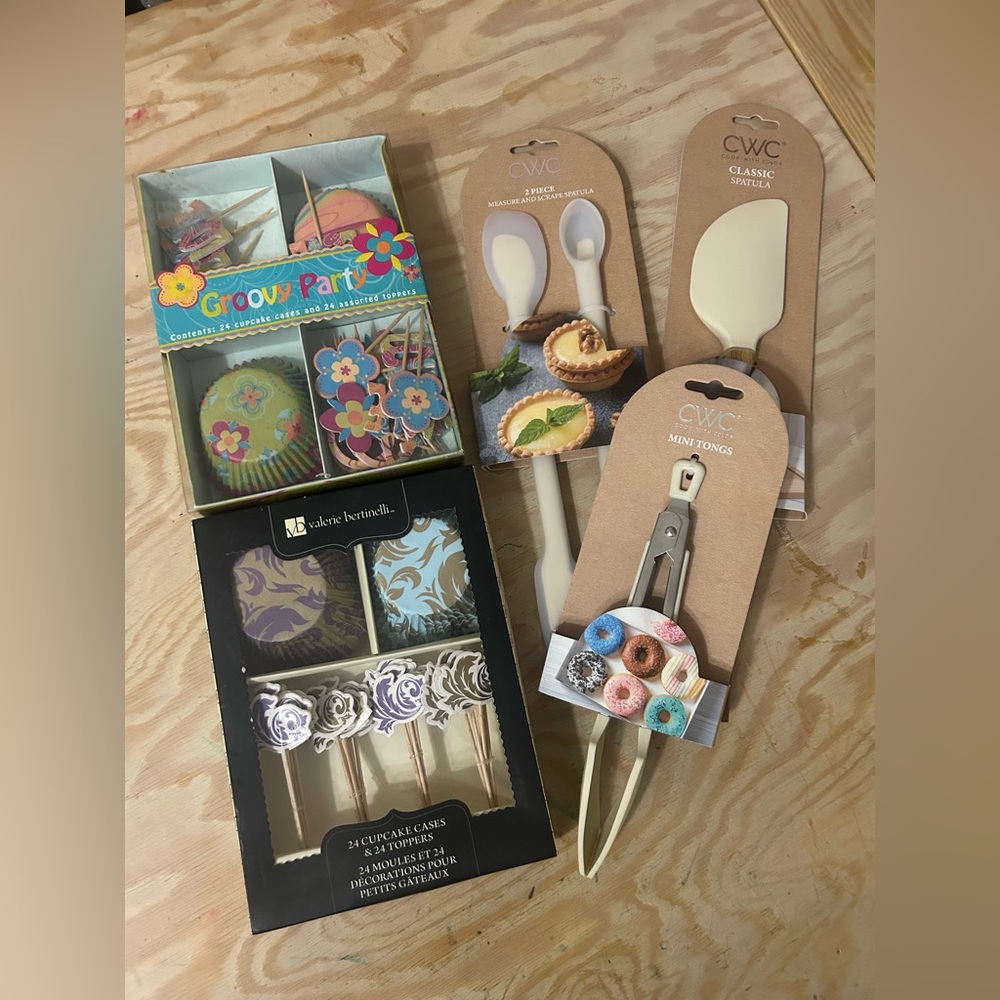 Baker Bundle ✨
Decluttering and passing along this beautiful baking set.